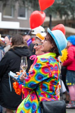 Karnaval açılış etkinliği, aptal sezonu, renkli canlı kostüm ve makyaj, bir grup insan, Trier, Almanya, 11 Kasım 2025