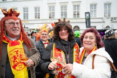 Karnaval açılış etkinliği, aptal sezonu, renkli canlı kostüm ve makyaj, bir grup insan, Trier, Almanya, 11 Kasım 2025