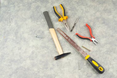 Arka plan, çekiç, kerpeten ve çivi, zanaatkar veya tamirci, işçi günü, el işi ve çıraklık konularında farklı araçlar