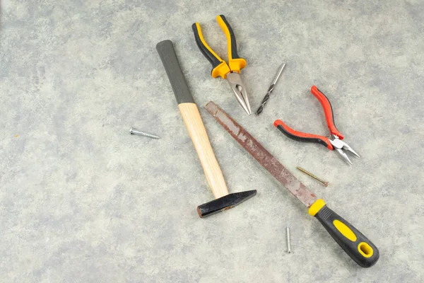 Arka plan, çekiç, kerpeten ve çivi, zanaatkar veya tamirci, işçi günü, el işi ve çıraklık konularında farklı araçlar
