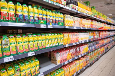 Meyve suyu çeşitleri, böğürtlen, portakal ve erik gibi çeşitli tatlar, Almanya 'nın Trier kentindeki süpermarkette raflar, 10 Kasım 2025