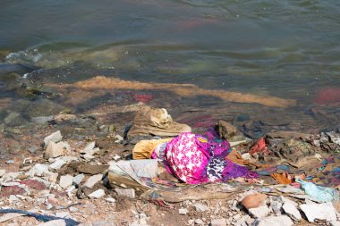 Hindistan sahillerinde atık, plastik kirliliği ve çevre hasarı, çöplük, eski giysiler, sahil temizleme günü