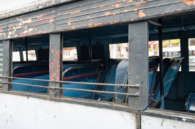 Hindistan 'da eski paslı bir otobüs, açık pencere, buğday çerçeveli, kırık boya, güvenlik ve toplu taşıma, Hindistan trafiği