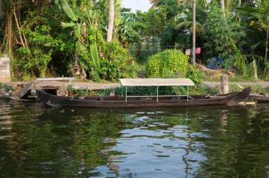 Hindistan 'da Alleppey durgun suları, su yolunda Alappuzha teknesi, Laccadiv Denizi' nin küçük kanalı, Kerala Tarshish toprağı, sakin su gövdesi.