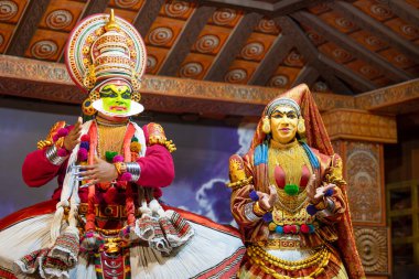 Kerala 'da Kathakali performansı, malayalam geleneksel Hint dansı, mim, drama ve müzik gösterisi, Hindu mitolojisi hikayesi, Puranas, Thekkady in India, 25.03.2025