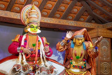 Kerala 'da Kathakali performansı, malayalam geleneksel Hint dansı, mim, drama ve müzik gösterisi, Hindu mitolojisi hikayesi, Puranas, Thekkady in India, 25.03.2025