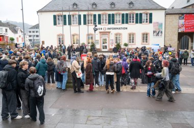 Almanya, Trier 'de zorunlu askerlik hizmetine karşı protesto, askere alma reformu, silahlı kuvvetler, asker toplama, gösteri, 5 Aralık 2025