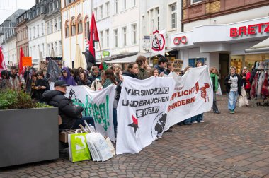 Almanya, Trier 'de zorunlu askerlik hizmetine karşı protesto, askere alma reformu, silahlı kuvvetler, asker toplama, gösteri, 5 Aralık 2025