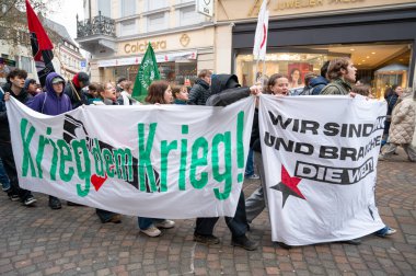 Almanya, Trier 'de zorunlu askerlik hizmetine karşı protesto, askere alma reformu, silahlı kuvvetler, asker toplama, gösteri, 5 Aralık 2025