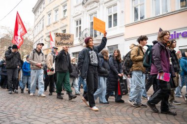 Almanya, Trier 'de zorunlu askerlik hizmetine karşı protesto, askere alma reformu, silahlı kuvvetler, asker toplama, gösteri, 5 Aralık 2025
