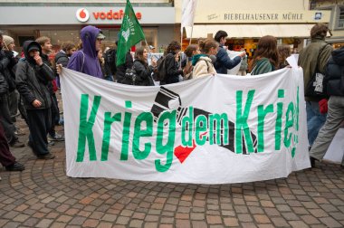 Almanya, Trier 'de zorunlu askerlik hizmetine karşı protesto, askere alma reformu, silahlı kuvvetler, asker toplama, gösteri, 5 Aralık 2025