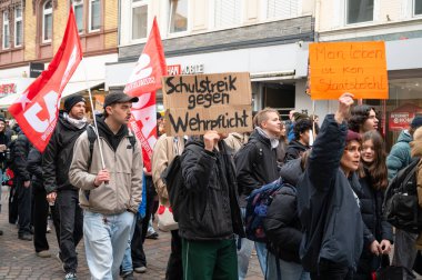 Almanya, Trier 'de zorunlu askerlik hizmetine karşı protesto, askere alma reformu, silahlı kuvvetler, asker toplama, gösteri, 5 Aralık 2025