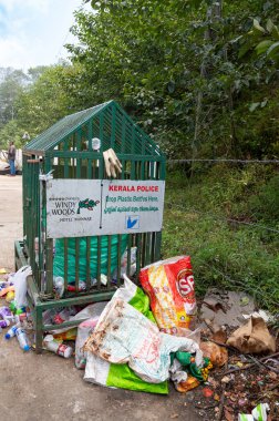 Munnar 'da plastik şişe konteyneri, Hindistan' da Kerala, atık, kirlilik ve çevre hasarı, şehirde çöp çöplüğü, 24 Mart 2025