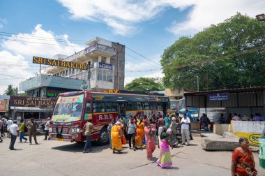 Hindistan 'da Ooty, Coimbatore yakınlarındaki otobüs durağındaki Hintli insanlar, toplu taşıma, Hint trafiği, restoranlı sokak, 19 Mart 2025