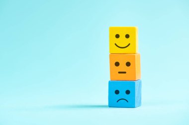 Mutlu gülümseyen yüze, duyguların etkisine, ruh sağlığına, tutuma, olumlu ve olumsuz zihne, müşteri geribildirim derecesine, ruh hali kübüne