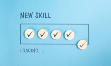 Yeni beceri yüklemesi, yüksek beceri, iş, eğitim ve kariyer konsepti hedefi, bilgi güç stratejisi, ilerleme, bilgelik ve gelişmedir