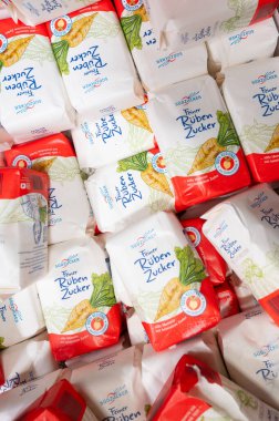 Süpermarketteki raflarda beyaz şeker çeşitleri, saf kamış granüle yiyecek ve içecek malzemeleri, Trier, Almanya, 27 Aralık 2025