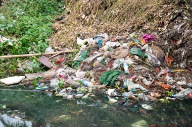 Hindistan sahillerinde atık, plastik kirliliği ve çevre hasarı, çöplük, eski giysiler, sahil temizleme günü