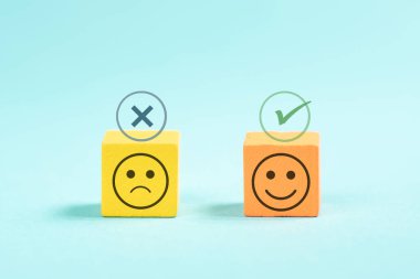 Onayla ya da onaylama, tik ve çapraz işareti, proje fizibilite ve değerlendirme konsepti, üzgün ya da mutlu gülümseyen yüz, pozitif ve negatif zihin