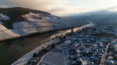 Moselle Nehri Vadisi, kış mevsimi, kar ve don kaplı üzüm bağı manzarası Trier, Almanya yakınlarında, hava manzarası