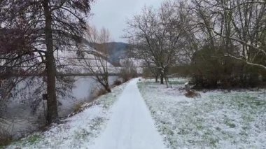 Moselle nehir vadisi, kış mevsimi, kar ve don kaplı patika, Trier, Almanya yakınlarındaki üzüm bağları