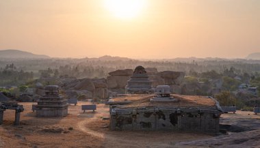 Hampi, tapınak yıkıntısı, kaya manzarası, Hemakuta Tepesi, Güney Hindistan, tarihi anıt, antik Vijayanagara İmparatorluğu, Hindu kültürü ve dini