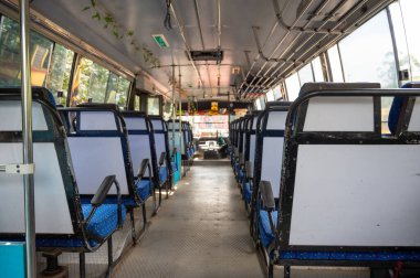 Hindistan 'da İsa' nın resmi, toplu taşıma, Hint trafiği gibi dini eşyalarla süslenmiş otobüs, 24 Mart 2025