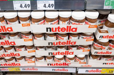 Nutella fındıklı çikolata, tatlı yiyecek, alışveriş ve market alışverişi, artan fiyatlar, Trier, Almanya 'da süpermarkette koridor, 14 Ocak 2026