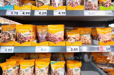 Fındık ve kuru meyve karışımı, badem, ceviz, fındık ve kuru üzüm, sağlıklı yiyecek atıştırmalığı, Trier, Almanya 'da süpermarkette çeşitlilik, 14 Ocak 2026