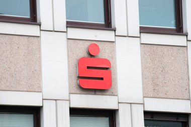 Almanya, Trier 'deki cephede Sparkasse banka logosu, şehirdeki yatırım ve finans şubesi, Alman tasarruf bankalarının finans grubu, 24 Ocak 2026
