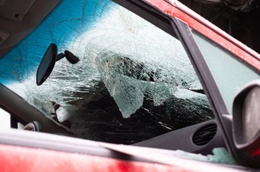 Araba kazası, kırık camlar, hurdalığa giden çekicinin içindeki arabalar hasar görmüş.