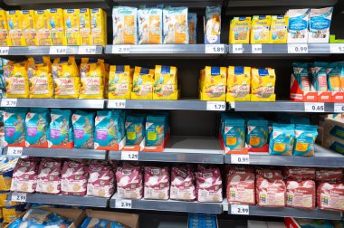 Süpermarkette hayvan besleyen kuşlar için gıda ambalajı, bakkalda çeşitlilik, beslenme ürünleri, dengeli beslenme, Trier, Almanya, 30 Ocak 2026