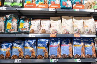 Süpermarkette köpek besleme hayvanları için gıda paketi, bakkalda çeşitlilik, beslenme ürünleri, dengeli beslenme, Trier, Almanya, 30 Ocak 2026