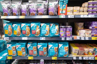 Süpermarkette hayvan besleme, markette çeşitlilik, beslenme ürünleri, dengeli beslenme, Trier, Almanya, 30 Ocak 2026