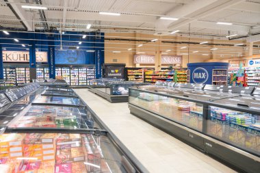 Dondurucuda pizza çeşitleri, süpermarkette soğutma bölümü, rafta donmuş gıda ürünleri sergisi, Trier, Almanya, 30 Ocak 2026