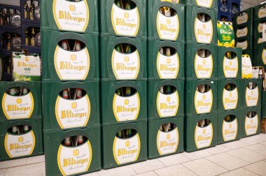 Bitburger bira çeşitleri, Alman markalı alkollü içecekler, depozito şişelerinde ve kasalarda alkol, süpermarkette vitrin, Trier, Almanya, 3 Şubat 2026