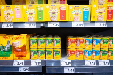 Süpermarkette hayvan besleme, markette çeşitlilik, beslenme ürünleri, dengeli beslenme, Trier, Almanya, 30 Ocak 2026