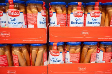 Kavanozda sosisler, markalı Meica, süpermarkette et, markette çeşitli ürünler, gıda ürünleri, konserve gıdalar, Trier, Almanya, 3 Şubat 2026
