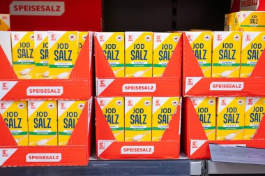 Tuz çeşitleri, Kaufland markası, yemek pişirme malzemeleri, Almanya 'nın Trier kentindeki süpermarkette raflar, 3 Şubat 2026