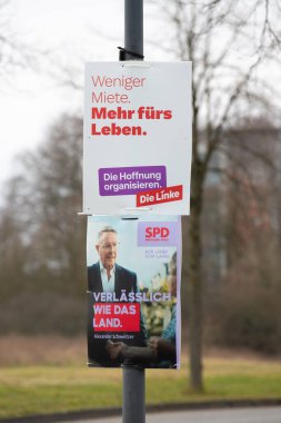 Rhineland, Almanya 'da devlet seçimleri Trier, seçim afişi siyasi parti adayının reklamını yapıyor, oy kampanyası, 9 Şubat 2026