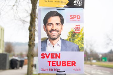 Rhineland, Almanya 'da devlet seçimleri Trier, seçim afişi siyasi parti adayının reklamını yapıyor, oy kampanyası, 9 Şubat 2026