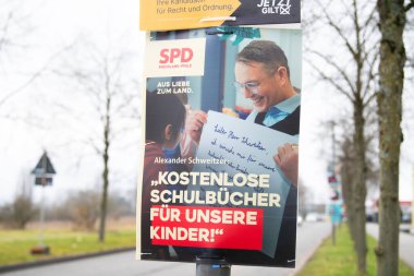 Rhineland, Almanya 'da devlet seçimleri Trier, seçim afişi siyasi parti adayının reklamını yapıyor, oy kampanyası, 9 Şubat 2026