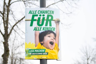 Rhineland, Almanya 'da devlet seçimleri Trier, seçim afişi siyasi parti adayının reklamını yapıyor, oy kampanyası, 9 Şubat 2026