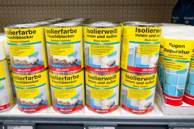 Teneke kutular beyaz, kaplama boyası, kurumuş su lekeleri, is veya nikotin hasarı, boya duvarı, yenileme evi, hırdavatçı Trier, Almanya, 13 Şubat 2026