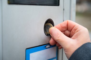 Park parkmetrede bilet parası, park halindeki araba, araç garajı ve ödeme prosedürü için Avro madeni para.