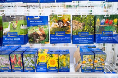 Çimen tohumu, tavşan, muhabbet kuşu, kobay ya da kaplumbağa için yenilebilir bitkiler, vitrin, bahçe, ekme, bahar, Trier, Almanya, 13 Şubat 2026