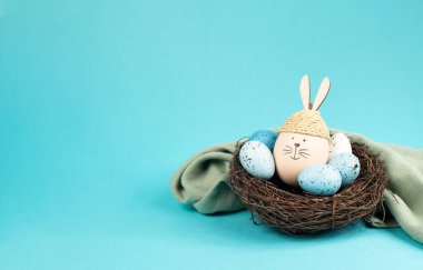 Paskalya bayramı, renkli yumurta ve tavşan ya da kuş yuvasında tavşan, tebrik kartı, sezon arkaplanı