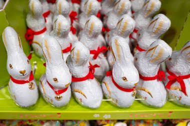 Paskalya bayramı tatlıları, Lindt çikolatalı tatlı tavşan veya tavşan, Trier, Almanya 'da süpermarket vitrini, 18 Şubat 2026