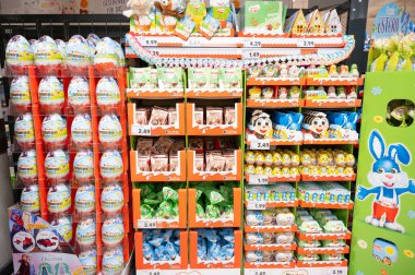 Paskalya bayramı tatlıları, Kinder çikolatası yumurtaları, tatlı tavşan ya da tavşan, Trier, Almanya 'da süpermarket, 18 Şubat 2026