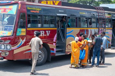 Hindistan 'da Ooty, Coimbatore yakınlarındaki otobüs durağındaki Hintli insanlar, toplu taşıma, Hint trafiği, restoranlı sokak, 19 Mart 2025